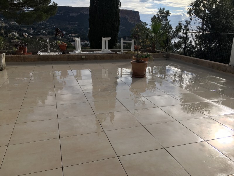 Etanchéité dalles sur plots pour une terrasse d'une villa d'architecte à Cassis