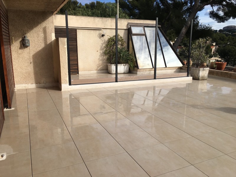 Etanchéité dalles sur plots pour une terrasse d'une villa d'architecte à Cassis