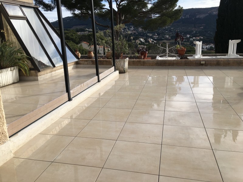 Etanchéité dalles sur plots pour une terrasse d'une villa d'architecte à Cassis